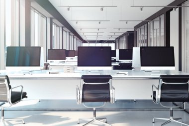 Büyük boş monitörler tablolarda PC'lerde. çalışma ofisinde açın. 3D render.
