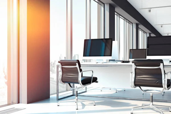 PC's met grote lege monitoren op tabellen. open werkruimte op kantoor. 3D-rendering. — Stockfoto