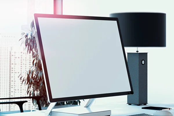 Порожній білий монітор, клавіатура і комп'ютерна миша за столом. 3D візуалізація . — стокове фото