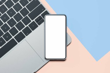 Siyah gerçekçi cep telefonu ile dizüstü bilgisayarda boş perde. 3D render.