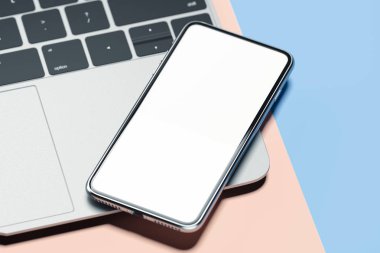 Siyah gerçekçi cep telefonu ile dizüstü bilgisayarda boş perde. 3D render.
