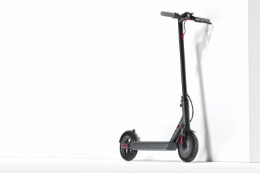 Beyaz arka plan üzerinde izole elektrikli scooter. Eko taşıma. 3D render
