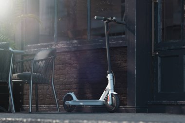 Elektrikli scooter cityscape arka plan üzerinde. Eko taşıma kavramı. 3D render