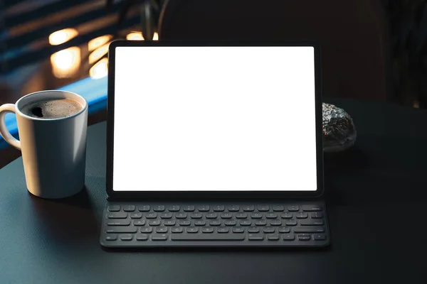 Tablet z pusty biały ekran i klawiatura na stole. obszar roboczy. renderowania 3D. — Zdjęcie stockowe