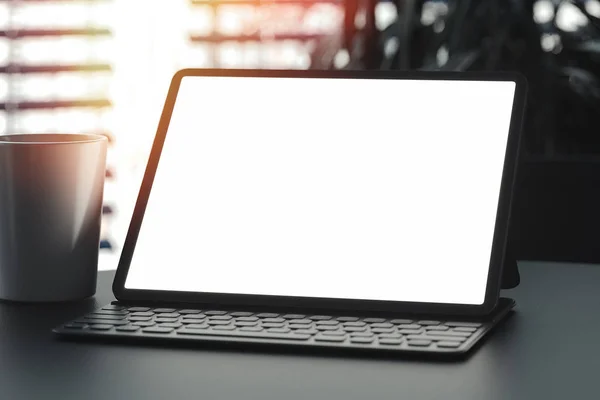 Tableta con pantalla blanca en blanco y teclado en la mesa. espacio de trabajo. renderizado 3d . —  Fotos de Stock