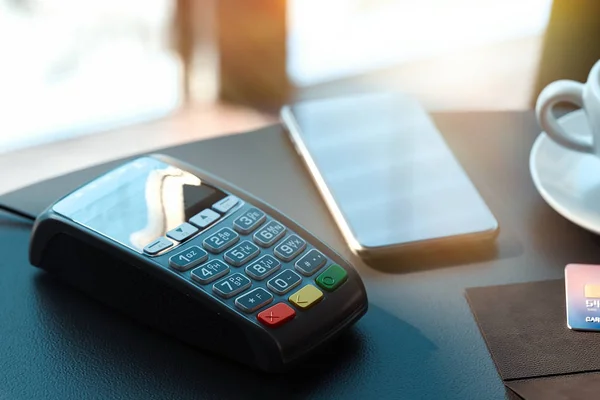 Terminale di pagamento POS e telefono cellulare. NFC concetto di pagamenti. rendering 3d . — Foto Stock