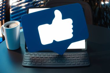 Mavi simgeler veya simge ile boş ekran laptop Yaşasın. 3D render.