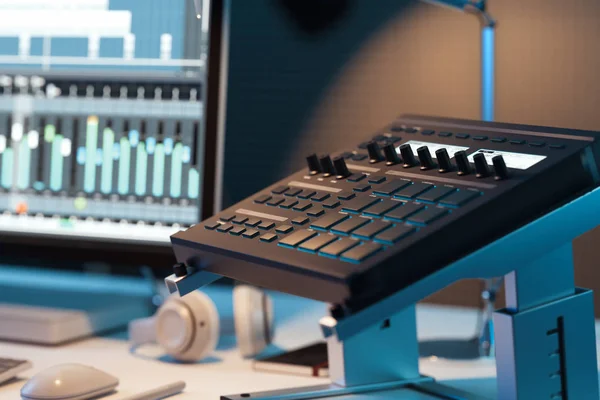 Studio Computer Music Station. Professionele audio mixing console. 3D-rendering. — Stockfoto