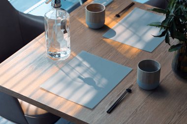 Asya gıda Cafe ahşap masa boş beyaz kağıt sayfaya... 3D render.