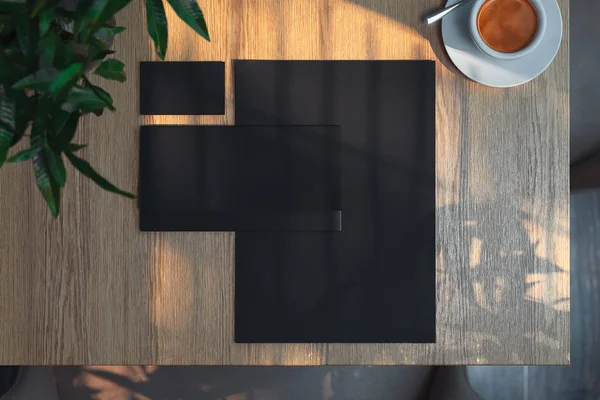 Business brevpapper och kaffe cup på träbord i café. 3D-rendering. — Stockfoto