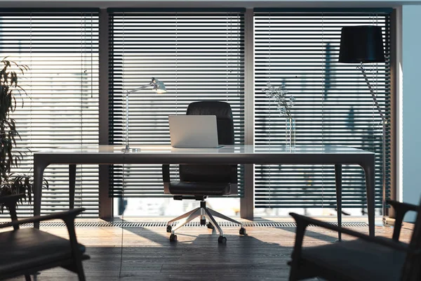 Helle, moderne Büroeinrichtung mit Laptop auf gläsernem Schreibtisch. 3D-Darstellung. — Stockfoto