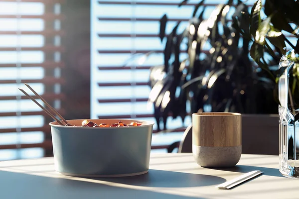 轻质盘子, 配筷子, 木桌上有时尚的杯子。3d 渲染. — 图库照片