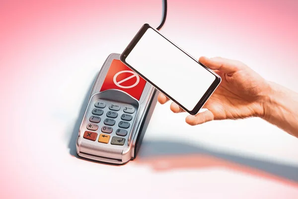 Hand, mobiele telefoon met leeg scherm en POS-betaalterminal. 3D-rendering. — Stockfoto