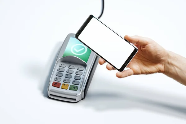 Hand, mobiele telefoon met leeg scherm en POS-betaalterminal. 3D-rendering. — Stockfoto