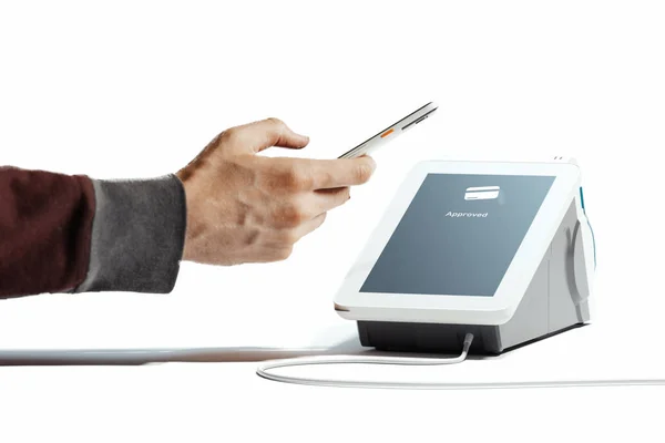 Hand hält Handy und pos Zahlungsterminal nfc Zahlungen. 3D-Darstellung. — Stockfoto
