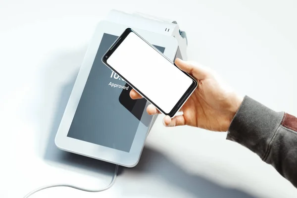 Mão segurando telefone celular e pagamentos POS terminal de pagamento NFC. Renderização 3d . — Fotografia de Stock