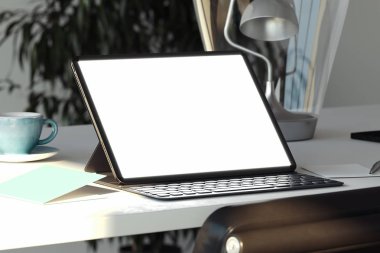 Kahve fincanı, boş beyaz ekranlı tablet ve masada klavye. 3d render