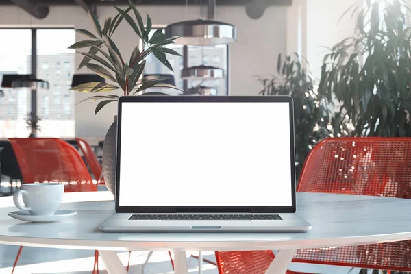 Close-up van laptop met blanco wit scherm op tafel in café. 3D-rendering. — Stockfoto