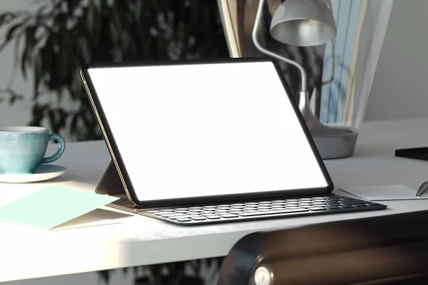 Kaffeetasse, Tablet mit weißem Bildschirm und Tastatur auf dem Tisch. 3D-Darstellung — Stockfoto