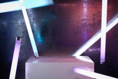 Neon ışıklı soyut arka planda lambalarla vitrin. 3d render.