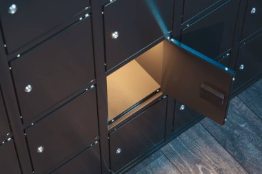 Açık ışıklı kiralık kasalar. Güvenlik dolapları. 3d render