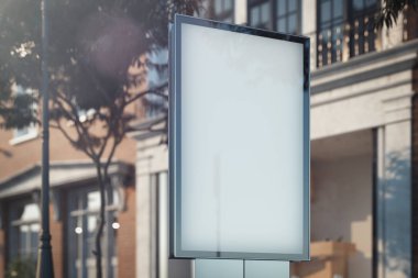 Şehirde gündüz boş beyaz açık afiş standı, 3d render.