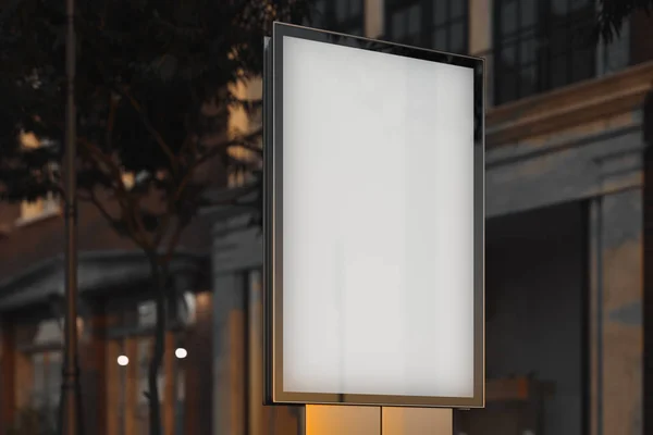 Weiße Außenbanner stehen abends in der Stadt, 3D-Darstellung. — Stockfoto