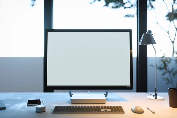 PC com monitor em branco, teclado e mouse de computador sob a lâmpada. Renderização 3d . — Fotografia de Stock