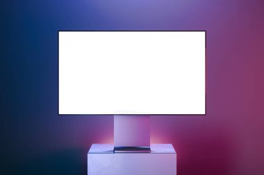 Çok renkli arka planda gümüş gerçekçi boş modern monitör. 3d render.