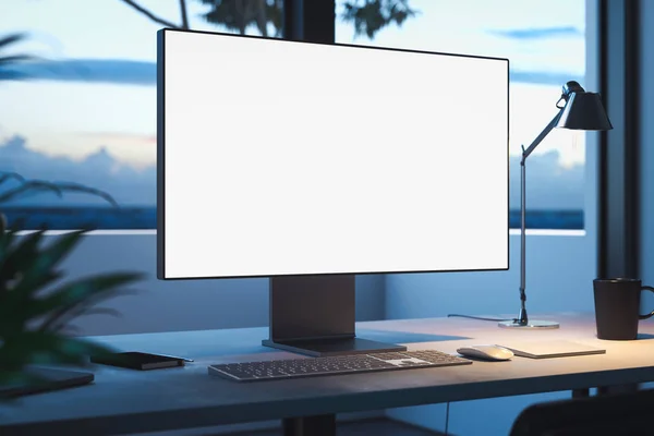 Schwarzer realistischer PC mit großem leeren weißen Monitor mit großen Fenstern dahinter. 3D-Darstellung. — Stockfoto