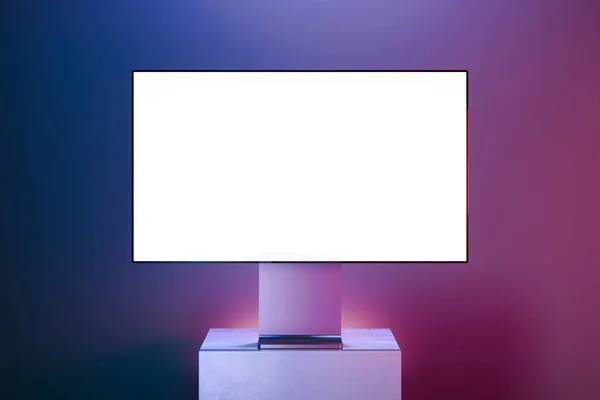 Zilveren realistische lege moderne monitor op veelkleurige achtergrond. 3D-rendering. — Stockfoto