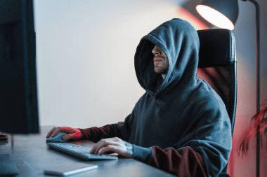 Hacker Pc. Tasarımcı, ressam, freelancer Modern çalışma yeri üzerinde çalışıyor.