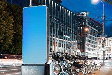 Şehirde gece saatlerinde boş ışıklı beyaz açık afiş standı