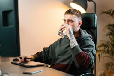 Grafik tablet üzerinde çalışan genç çekici adam. Tasarımcı, ressam, fotoğrafçımodern çalışma yeri.