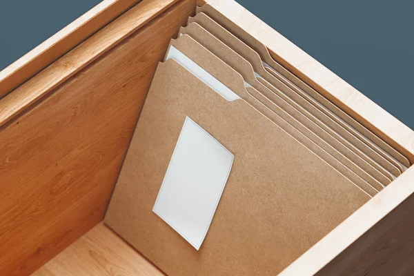 Kartonnen mappen met documenten en witte papieren vellen in houten kist. 3D-rendering. — Stockfoto