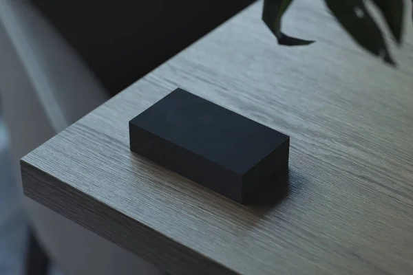 Närbild av svart tomt upplyst av dagsljus visitkort inställt på träbord, 3D-rendering. — Stockfoto