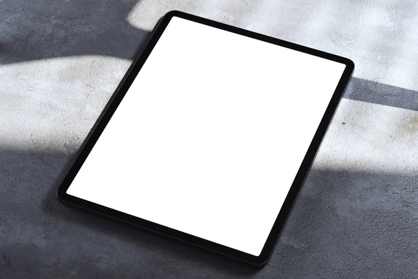 コンクリートの床に空白の画面と黒いフレームを持つタブレット。3D レンダリング. — ストック写真