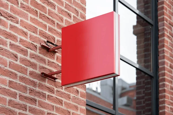 Placa de sinalização quadrado vermelho em branco loja Mockup. Placa de rua vazia, sinalização na parede. , renderização 3d . — Fotografia de Stock