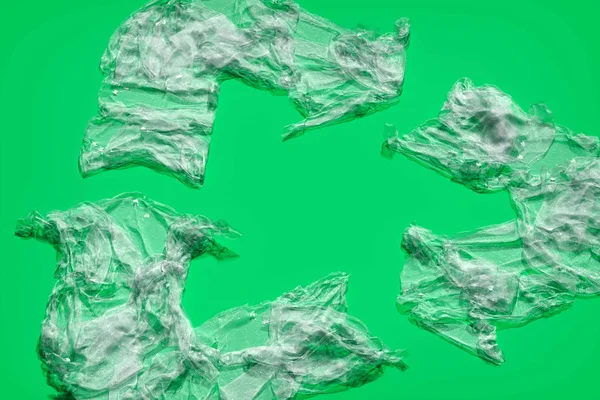 Átlátszó újrahasznosítás jel készült műanyag zöld háttér. Öko környezet-védelmi koncepció. 3D-leképezés. — Stock Fotó