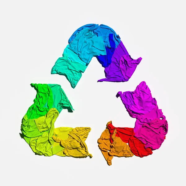 Señal de reciclaje multicolor hecha de tela sobre fondo blanco. Concepto de protección ambiental ecológica. renderizado 3d . — Foto de Stock