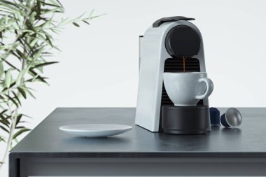 Espresso kahve kapsülü makinesi, modern sıcak mutfakta taze kahve yapma sürecinde. 3D görüntüleme. Kahvaltı zamanı..