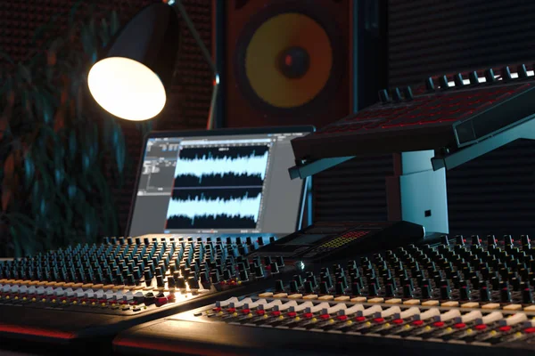 Studio Computer Music Station installé. console de mixage audio professionnel. Rendu 3d . — Photo