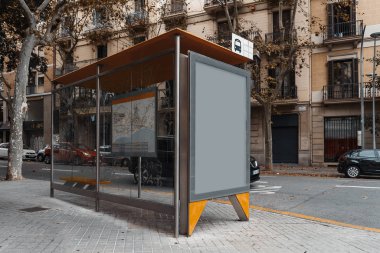 Avrupa 'daki antik bir binanın ön cephesinin yanındaki otobüs durağındaki boş tuval beyaz afiş..