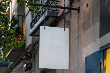 Boş beyaz mağaza tabelası modeli. Eski duvarda boş dükkan tabelası asılıydı. Sokak işareti