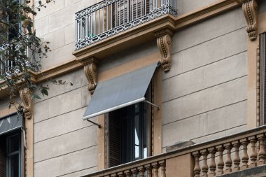 Kafe pencerelerinin üzerindeki boş kahverengi tente. Avrupa 'nın antik duvarına boş tente monte edildi.