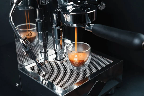 Máquina de café de prata limpo metálico em processo de fazer café fresco. Preparando café em casa. Home barista . — Fotografia de Stock