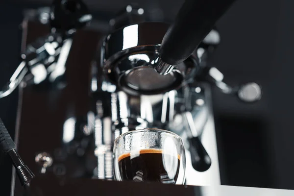 Metalik mesin kopi perak bersih dalam proses membuat kopi segar. Menyiapkan kopi di rumah. Home barista . — Stok Foto