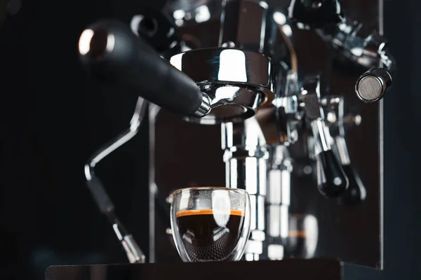 Metallisch saubere Silberkaffeemaschine bei der Herstellung von frischem Kaffee. Zubereiten von Kaffee zu Hause. Barista zu Hause. — Stockfoto