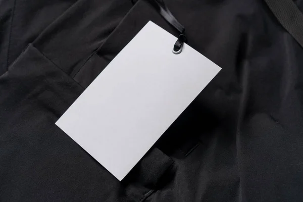 Etiqueta de roupa retangular branca em branco, Modelo de Mockup de Etiqueta em Sportswear elegante. Etiqueta de etiqueta de preço com espaço de cópia, espaço vazio — Fotografia de Stock