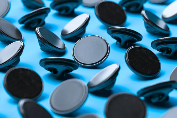 블랙 블 랭크핀 버튼 (Black Blank Pin Buttons) 은푸른 배경에 빈 공간을 제공 한다. 3d 렌더링 — 스톡 사진